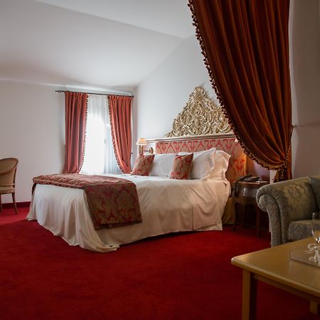 Hotel Villa Condulmer Мольяно-Венето Экстерьер фото A suite at the hotel