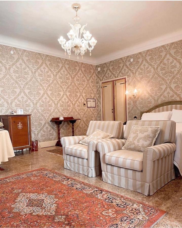 Hotel Villa Condulmer Мольяно-Венето Экстерьер фото A room at the hotel