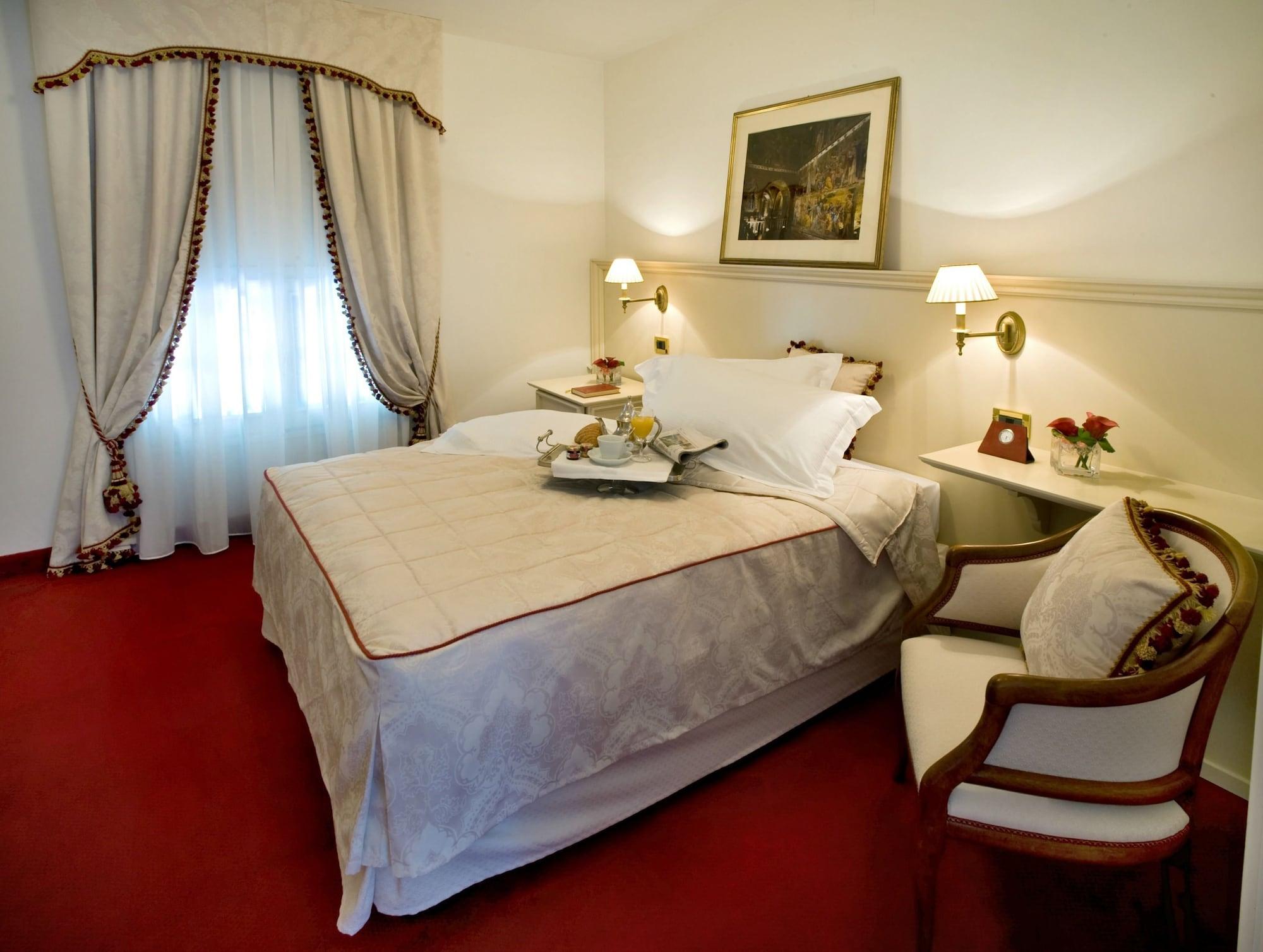 Hotel Villa Condulmer Мольяно-Венето Экстерьер фото A room at the hotel