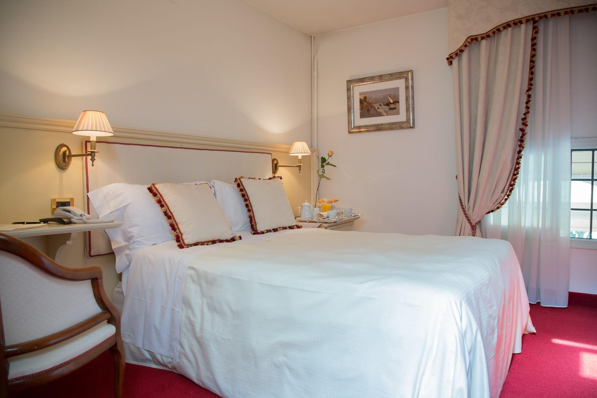 Hotel Villa Condulmer Мольяно-Венето Экстерьер фото A room at the hotel