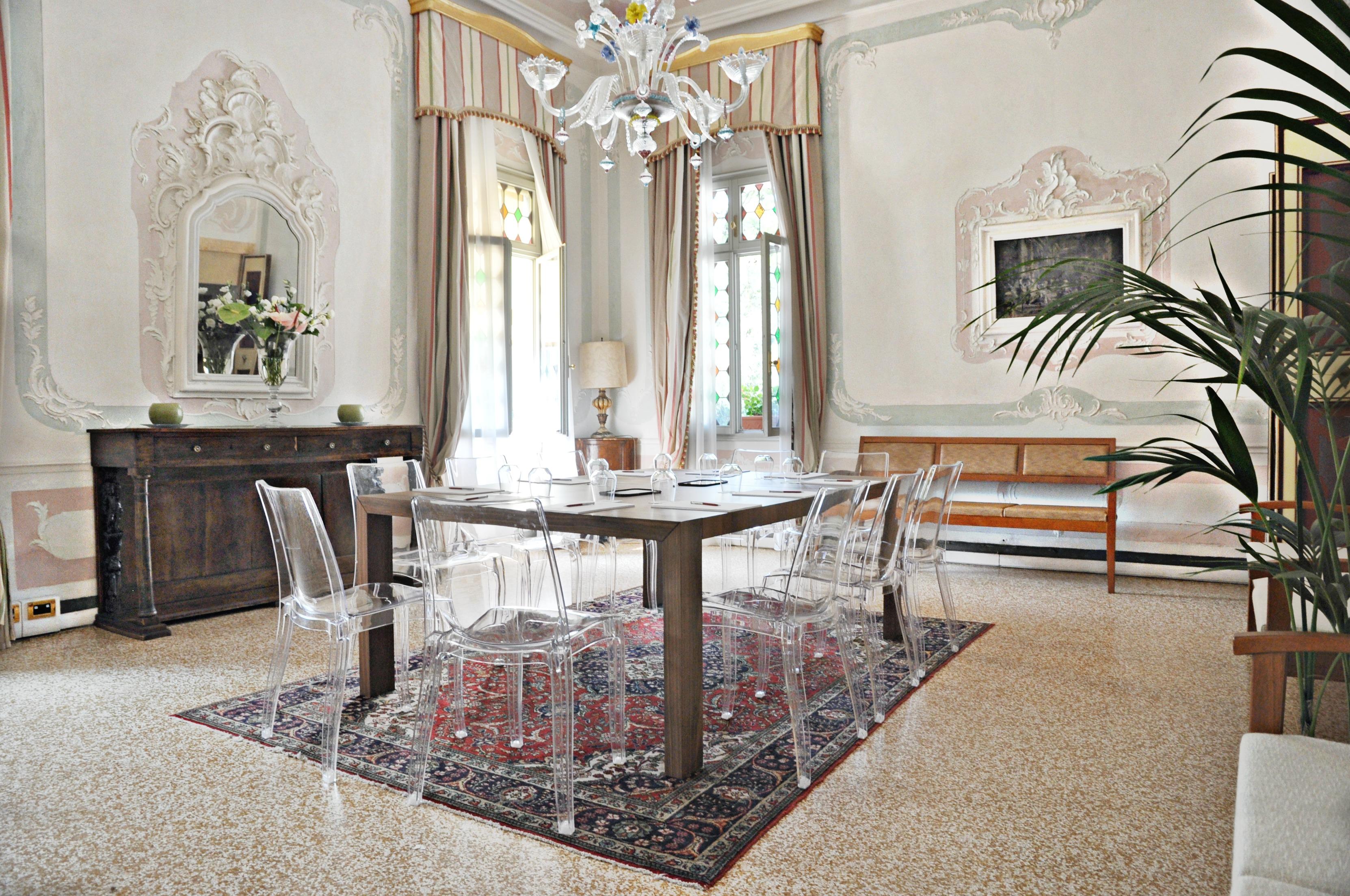 Hotel Villa Condulmer Мольяно-Венето Экстерьер фото A dining room with a carpet