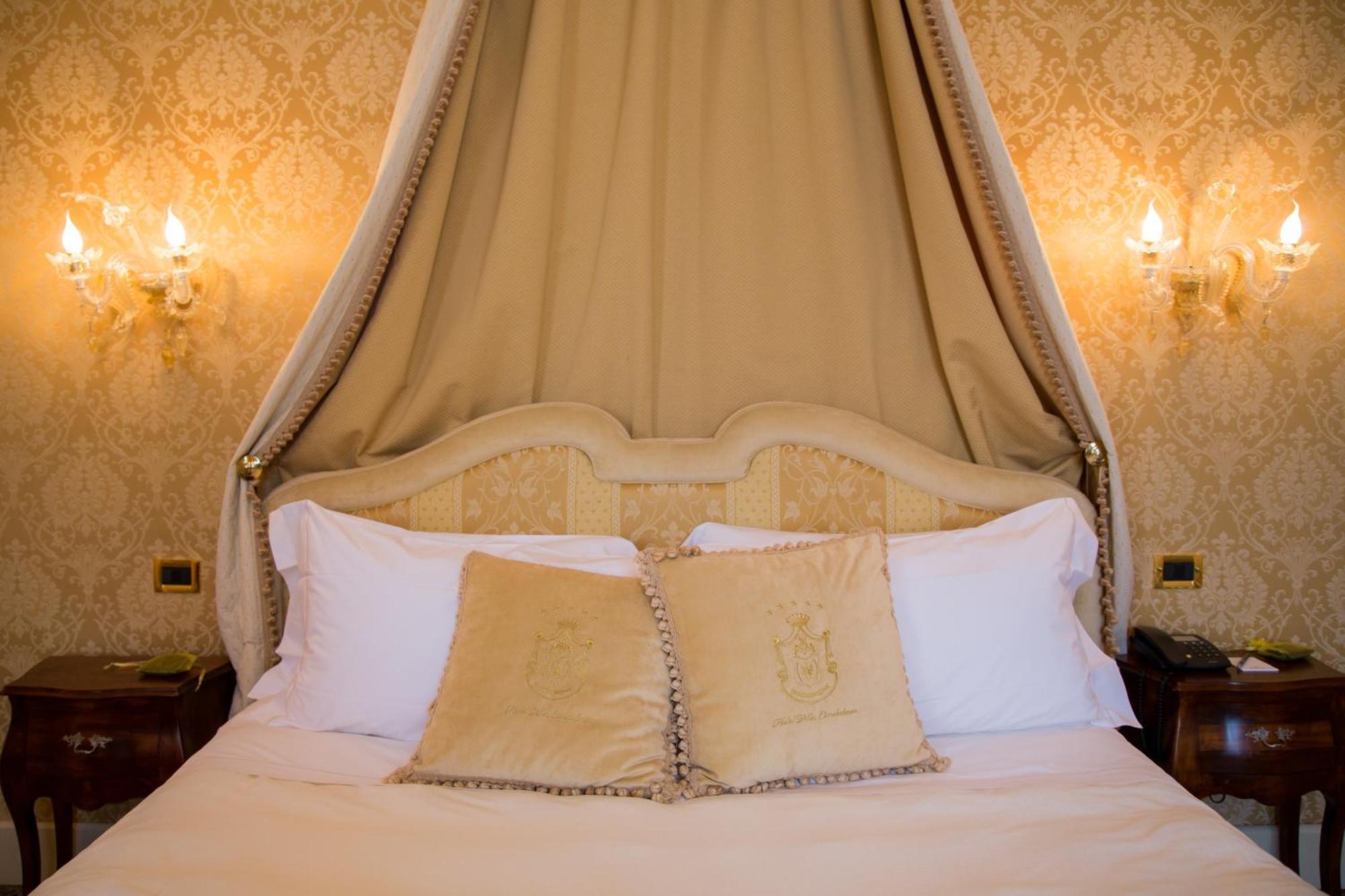 Hotel Villa Condulmer Мольяно-Венето Номер фото A bed with a four-poster