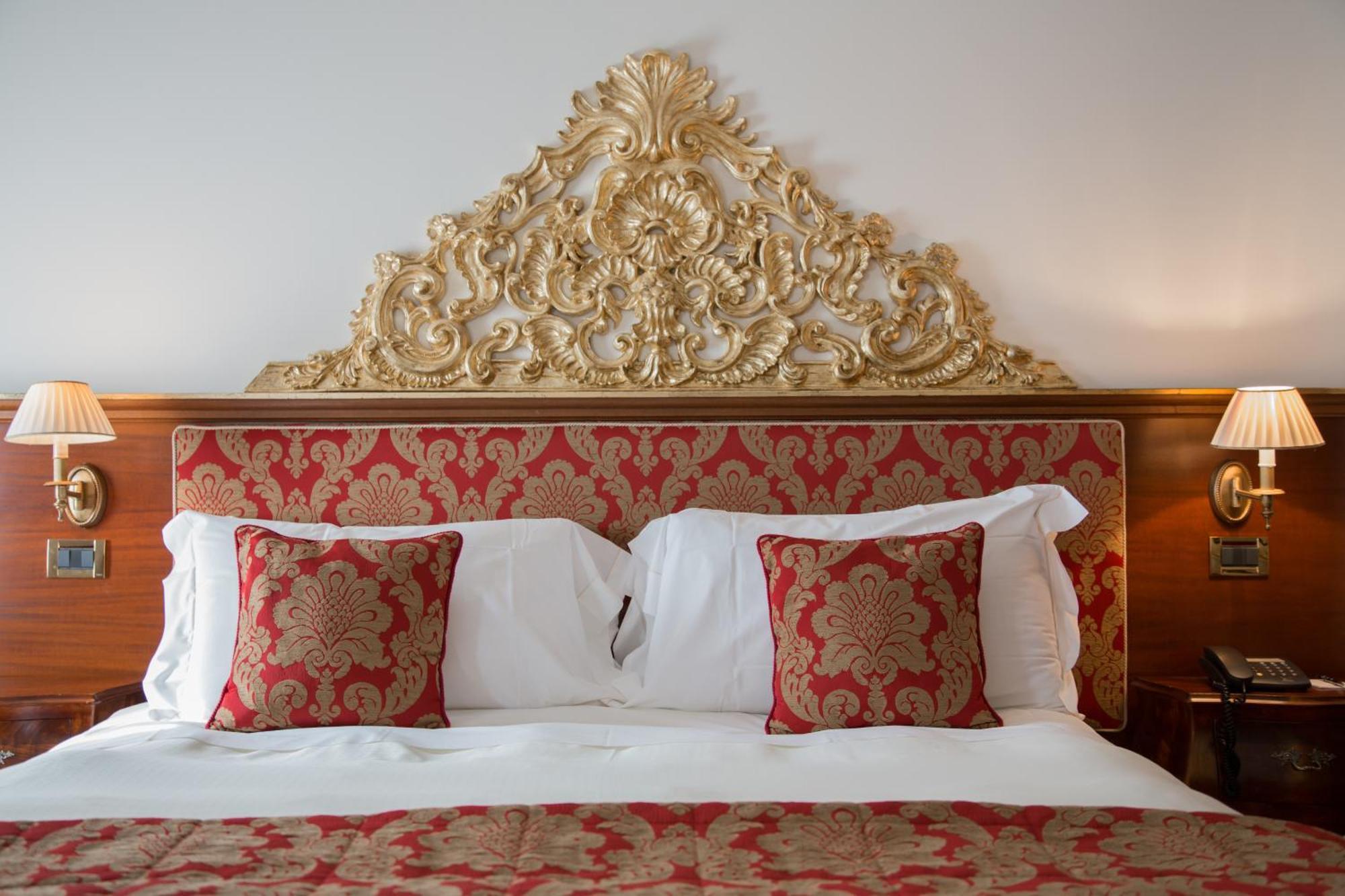 Hotel Villa Condulmer Мольяно-Венето Номер фото A bed with a headboard