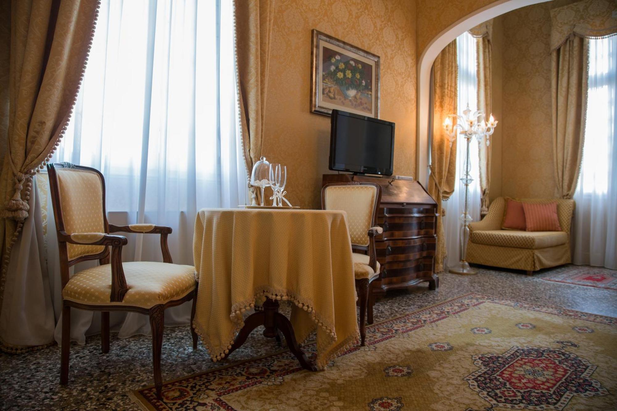 Hotel Villa Condulmer Мольяно-Венето Номер фото A room at the hotel