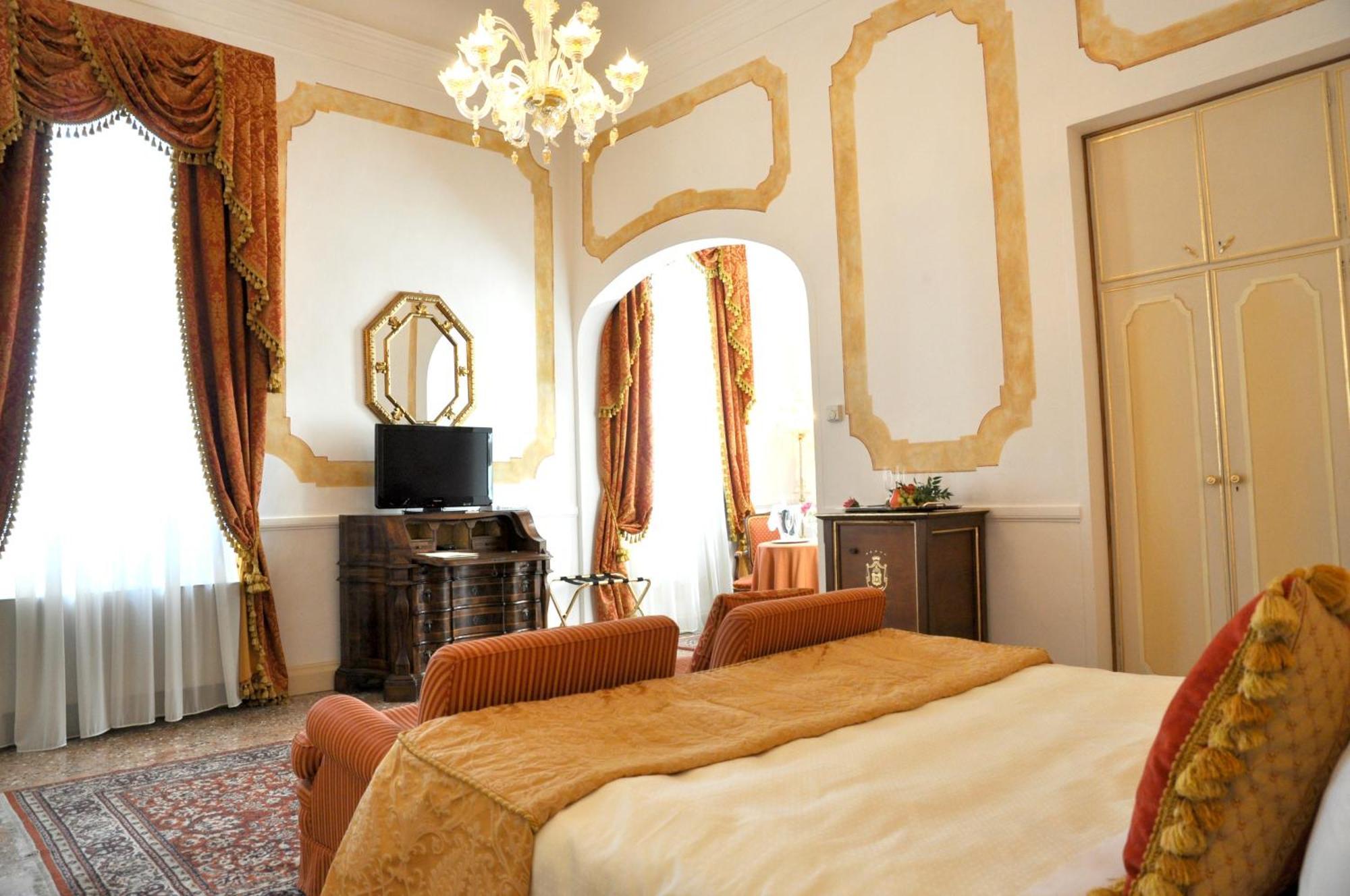 Hotel Villa Condulmer Мольяно-Венето Номер фото A room at the hotel