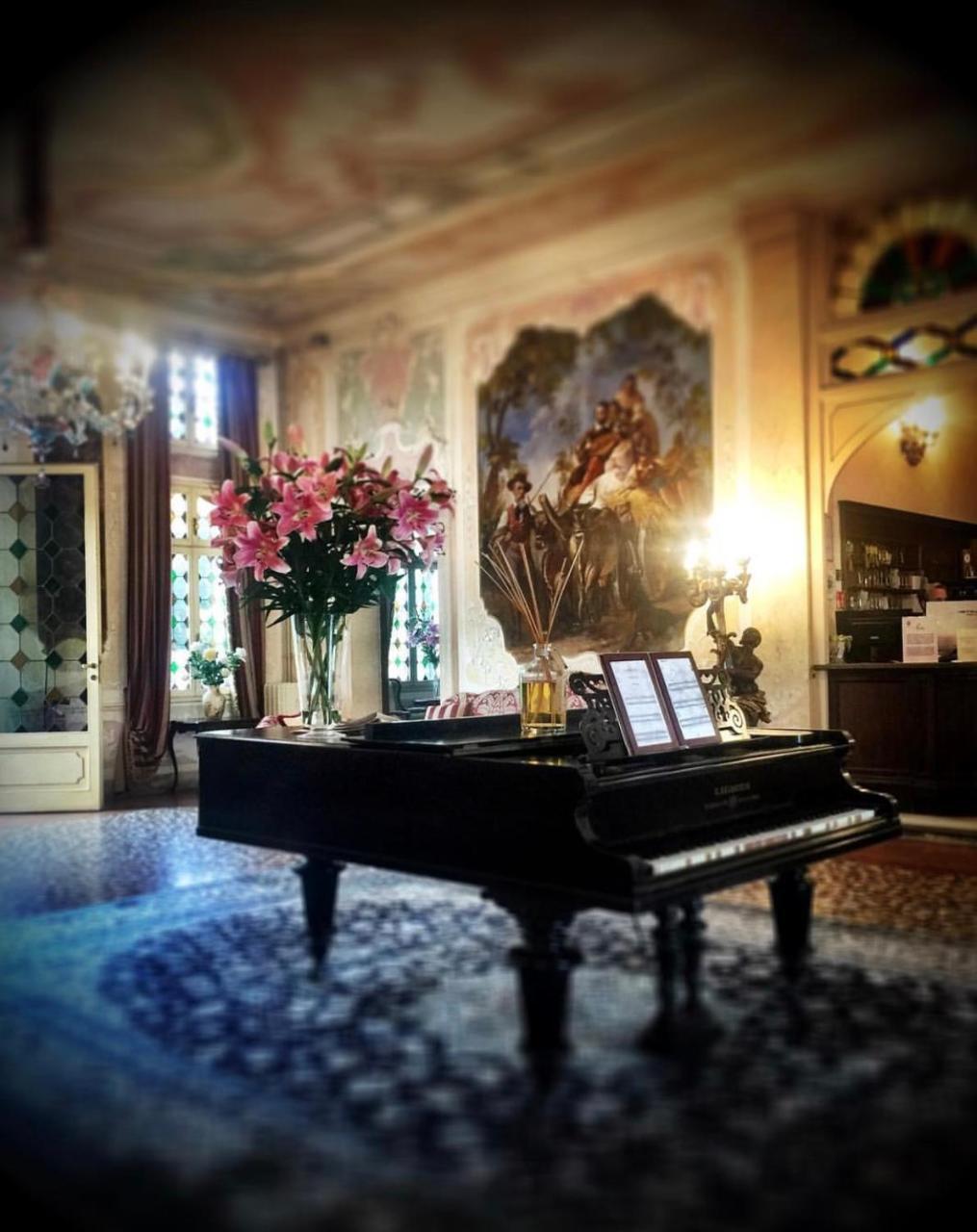 Hotel Villa Condulmer Мольяно-Венето Экстерьер фото The piano in the living room of the house