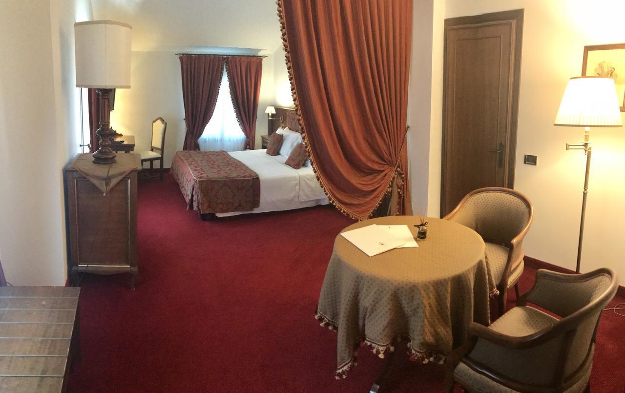 Hotel Villa Condulmer Мольяно-Венето Экстерьер фото A room at the hotel