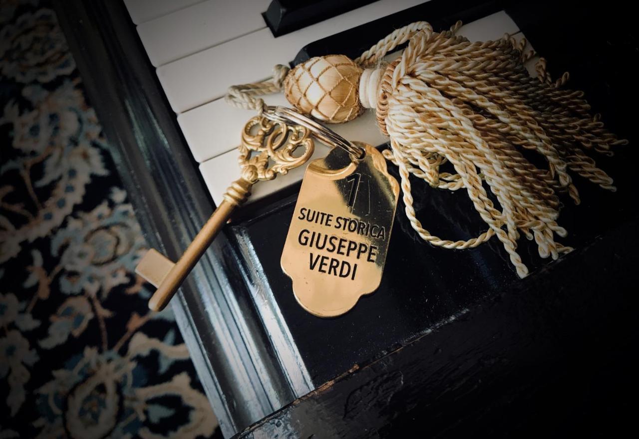 Hotel Villa Condulmer Мольяно-Венето Экстерьер фото The key to the suite of Giuseppe Verdi at the Hotel de l'Europe