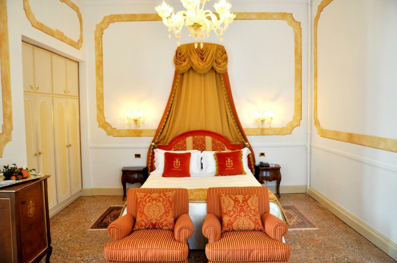 Hotel Villa Condulmer Мольяно-Венето Экстерьер фото A room at the hotel